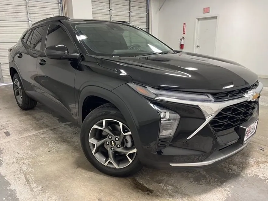 2025 Chevrolet Trax LT photo 1