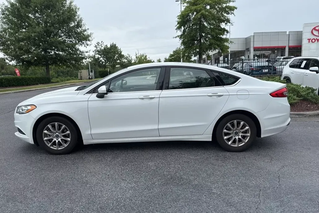2017 Ford Fusion S photo 1