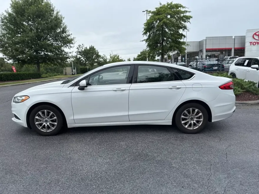 2017 Ford Fusion S photo 1