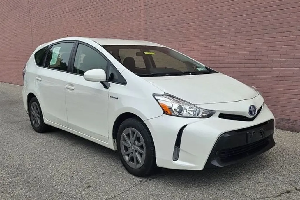 2017 Toyota Prius V photo 1