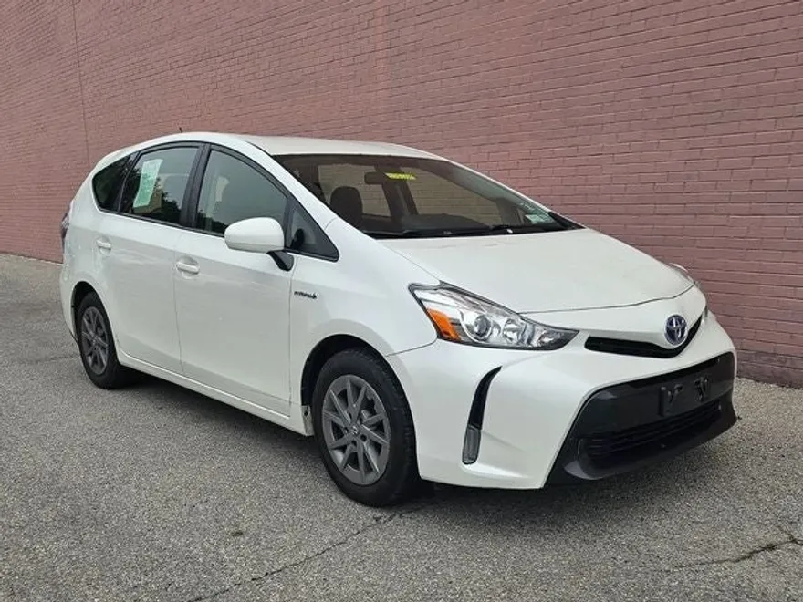 2017 Toyota Prius V photo 1