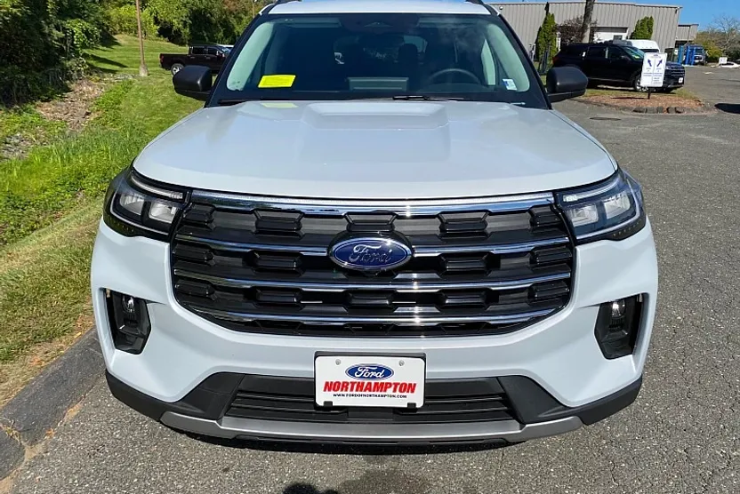 2025 Ford Explorer photo 1