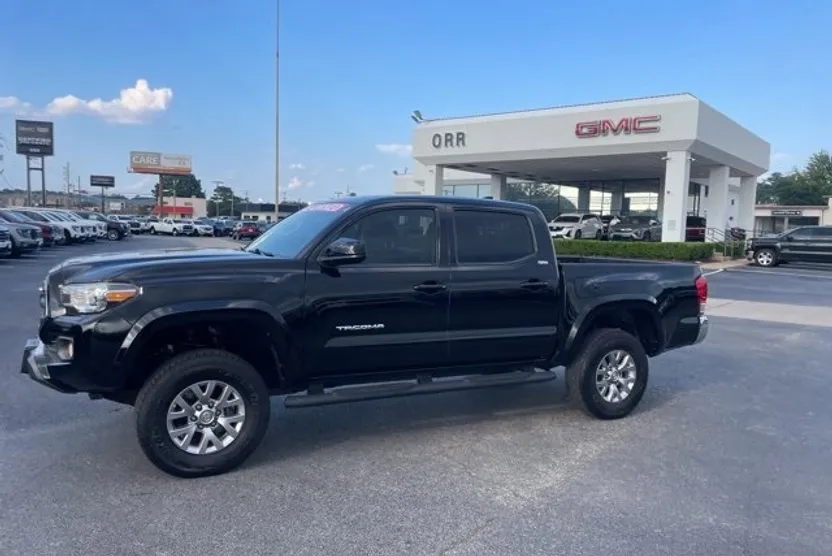 2017 Toyota Tacoma SR5 photo 1