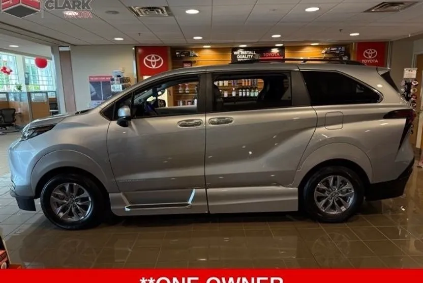 2025 Toyota Sienna XLE photo 1