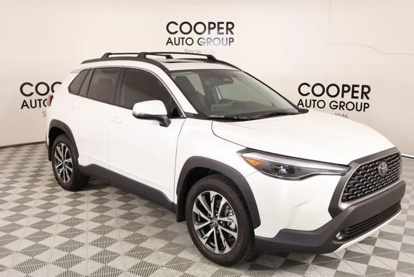 2024 Toyota Corolla Cross XLE photo 1