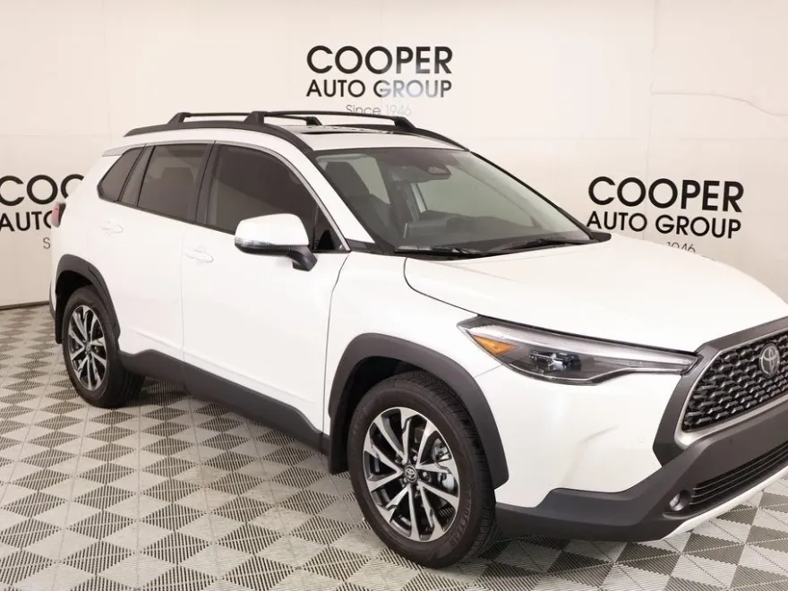 2024 Toyota Corolla Cross XLE photo 1