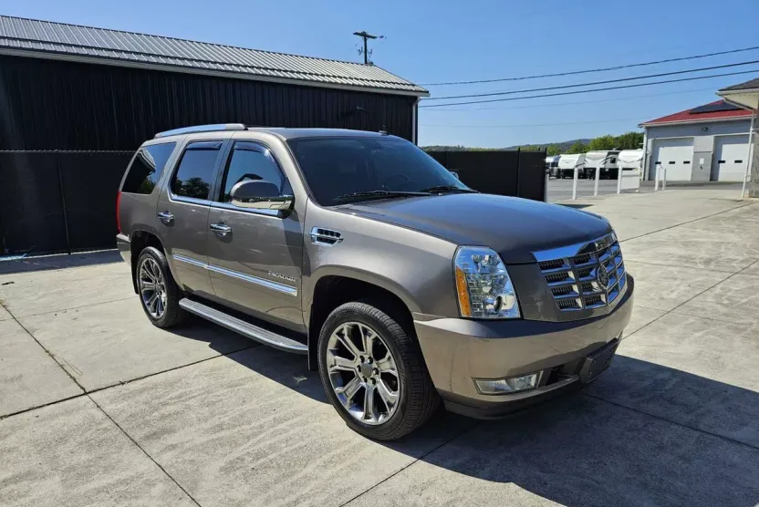 2011 Cadillac Escalade Luxury photo 1