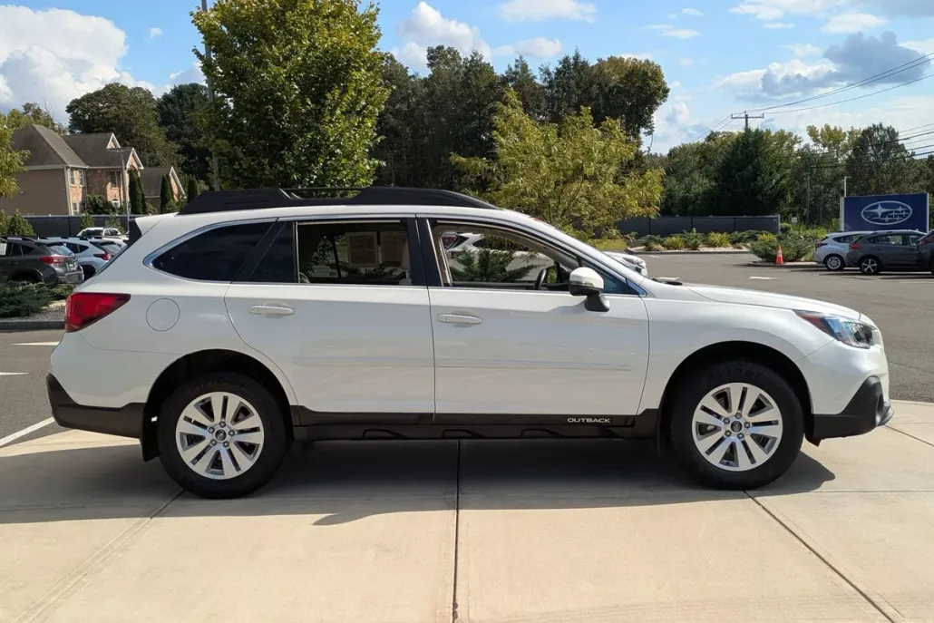 2019 Subaru Outback 2.5i Premium photo 1