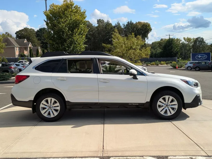 2019 Subaru Outback 2.5i Premium photo 1