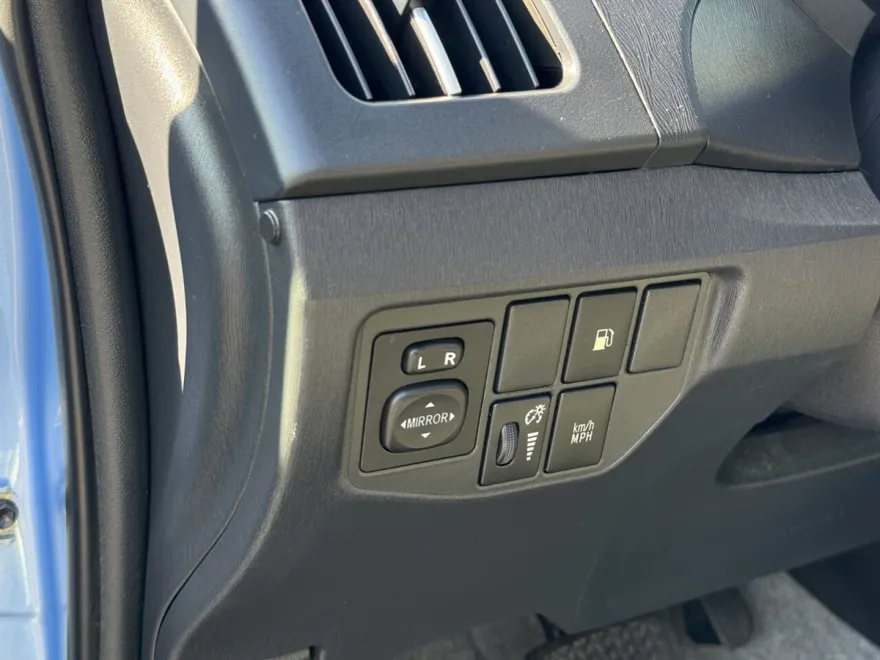 2015 Toyota Prius Plug-in Hybrid Advanced photo 18