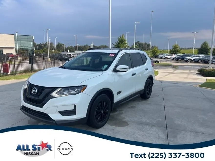 2017 Nissan Rogue SV photo 1