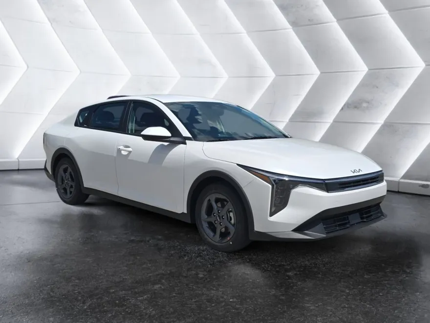2025 Kia K4 LXS photo 1
