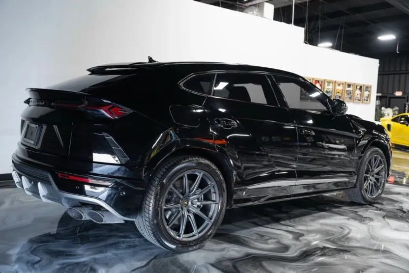 2019 Lamborghini Urus photo 1