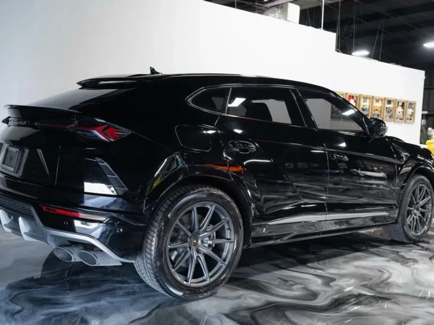 2019 Lamborghini Urus photo 1