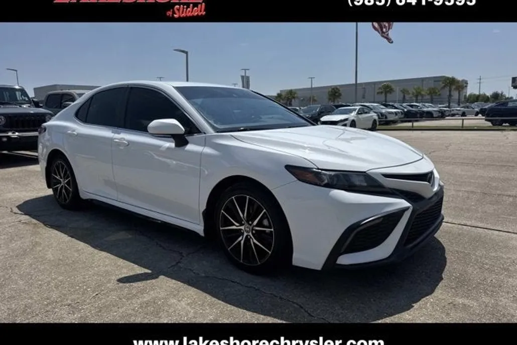 2022 Toyota Camry SE photo 1