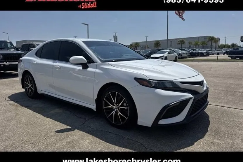 2022 Toyota Camry SE photo 1
