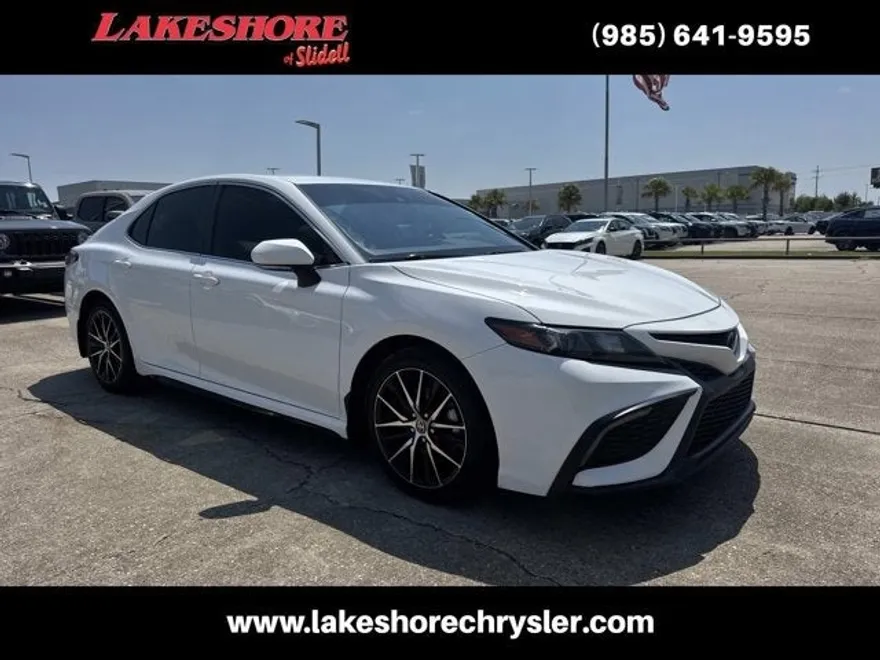 2022 Toyota Camry SE photo 1