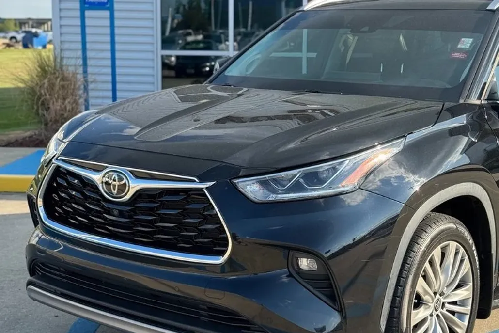 2022 Toyota Highlander Platinum photo 1