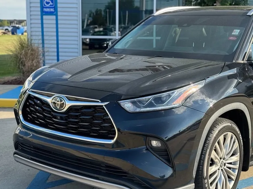2022 Toyota Highlander Platinum photo 1
