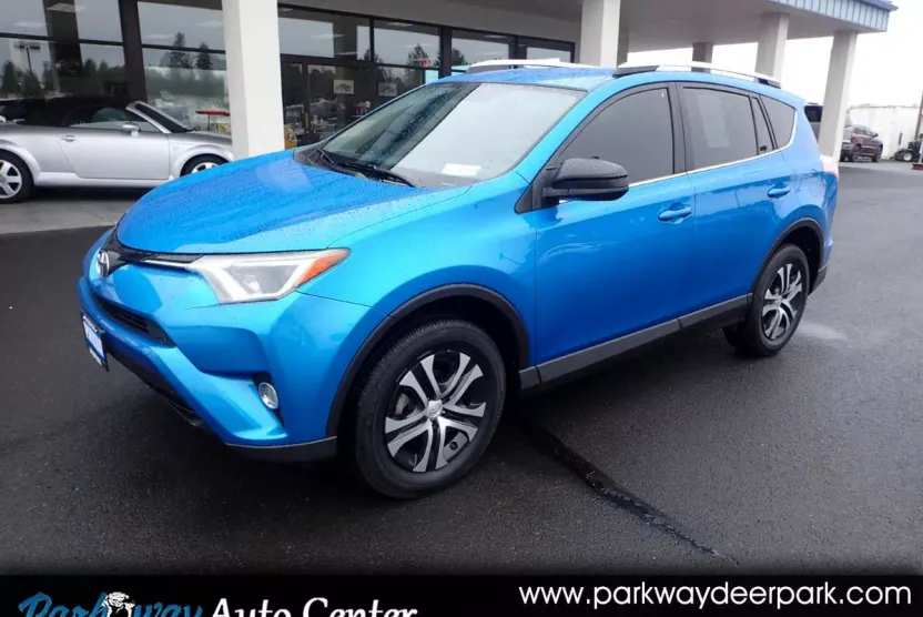 2016 Toyota RAV4 LE photo 1