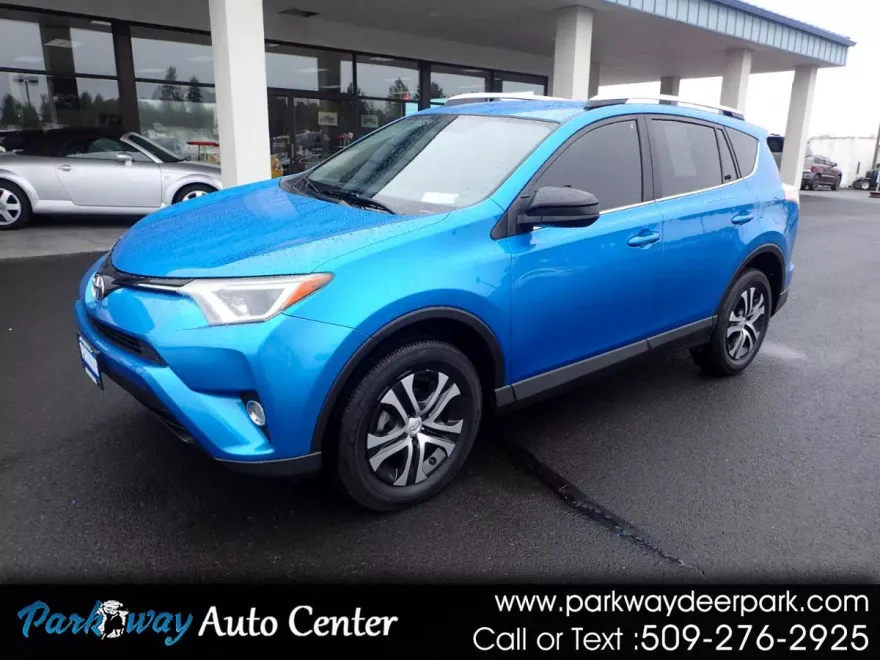 2016 Toyota RAV4 LE photo 1