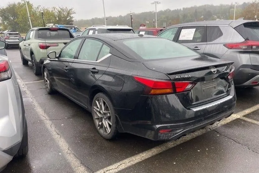 2023 Nissan Altima SR photo 1