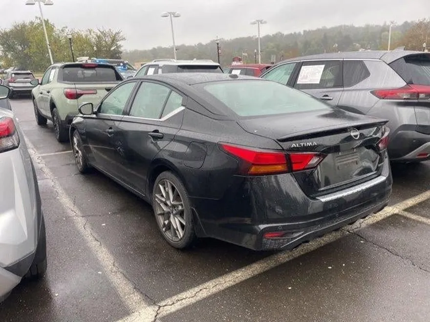 2023 Nissan Altima SR photo 1