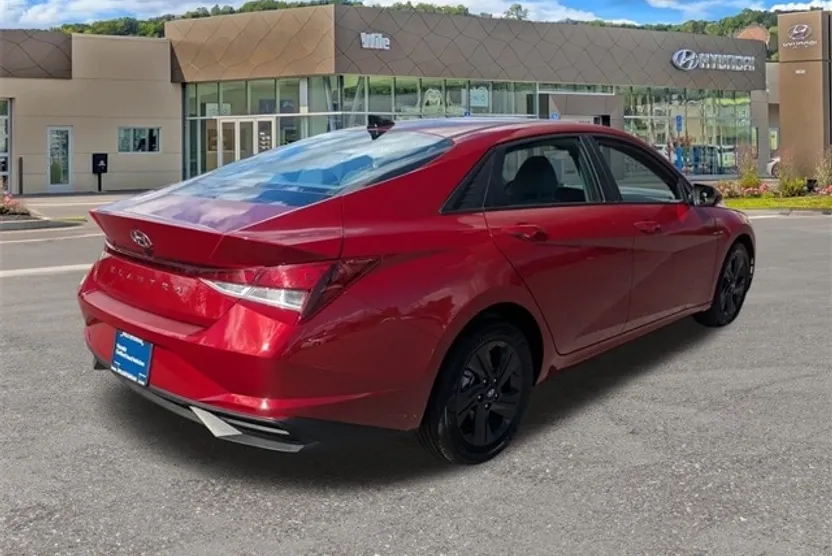 2023 Hyundai Elantra SEL photo 1
