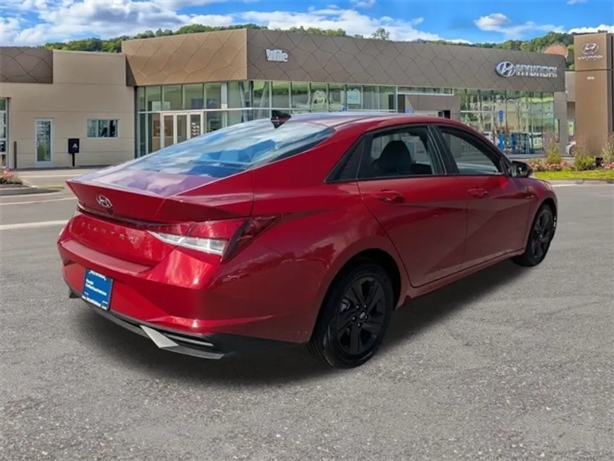 2023 Hyundai Elantra SEL photo 1
