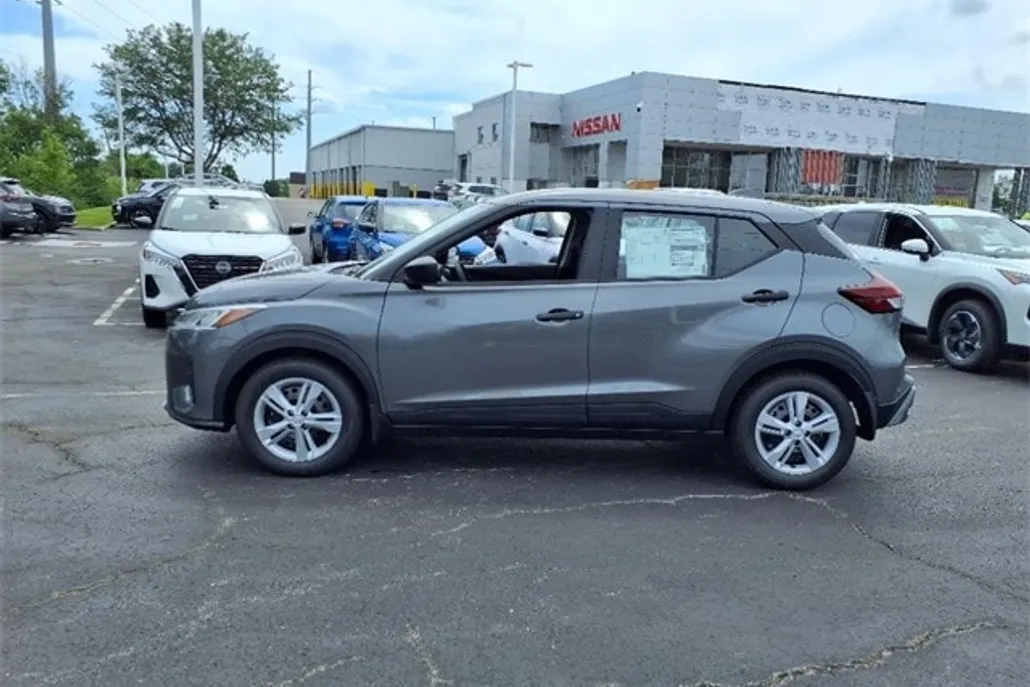 2025 Nissan Kicks Play S photo 1