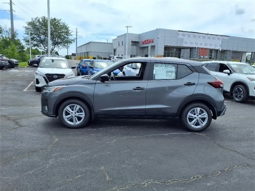 2025 Nissan Kicks Play S photo 1