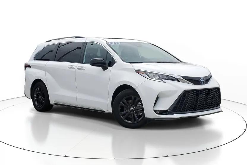 2024 Toyota Sienna XSE photo 1