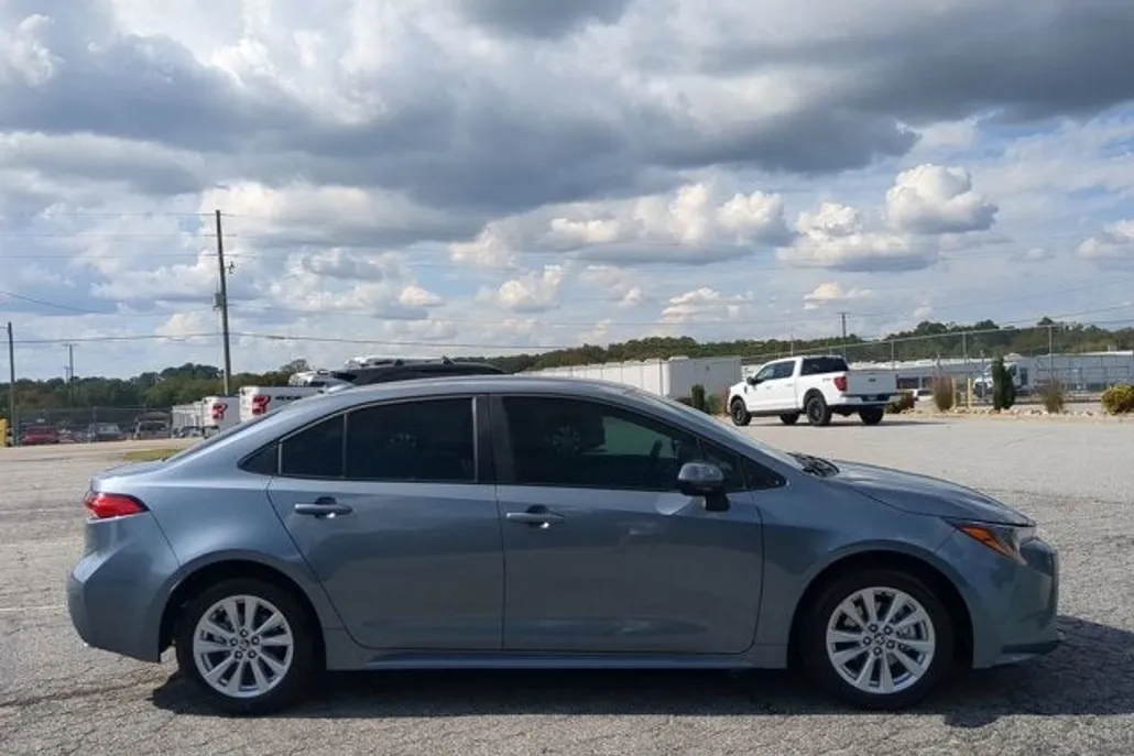 2024 Toyota Corolla LE photo 1