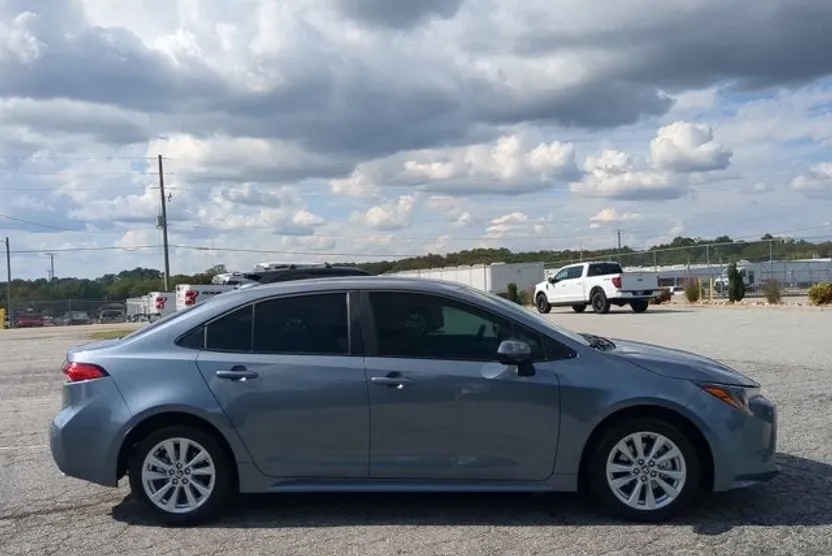 2024 Toyota Corolla LE photo 1