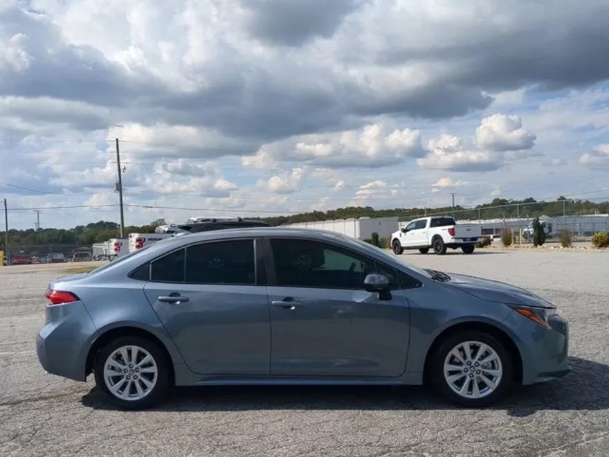 2024 Toyota Corolla LE photo 1