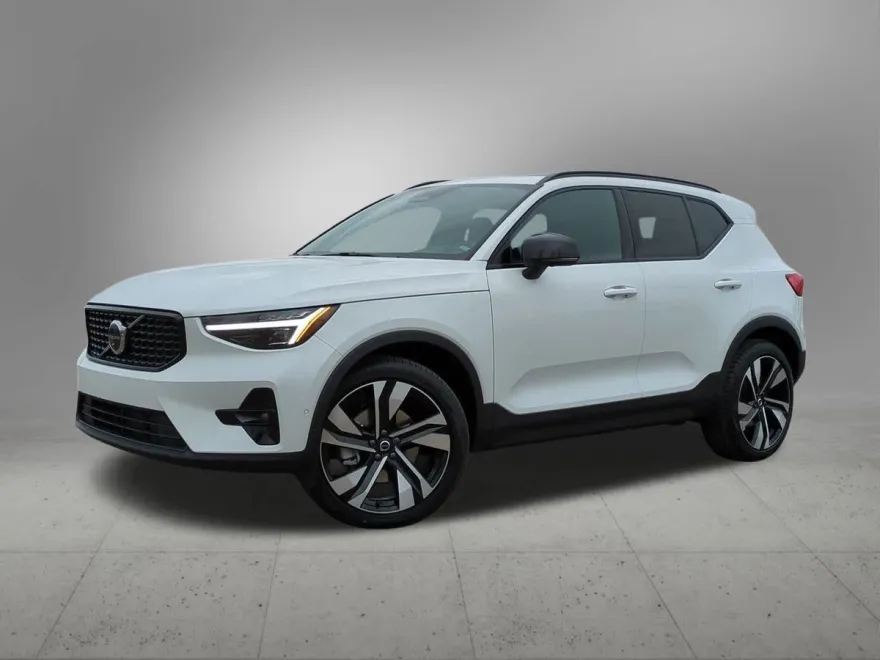 2025 Volvo XC40 Plus photo 1