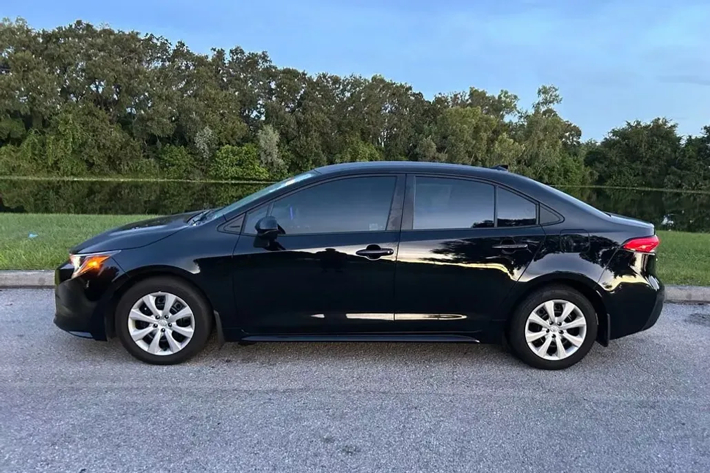2024 Toyota Corolla LE photo 1