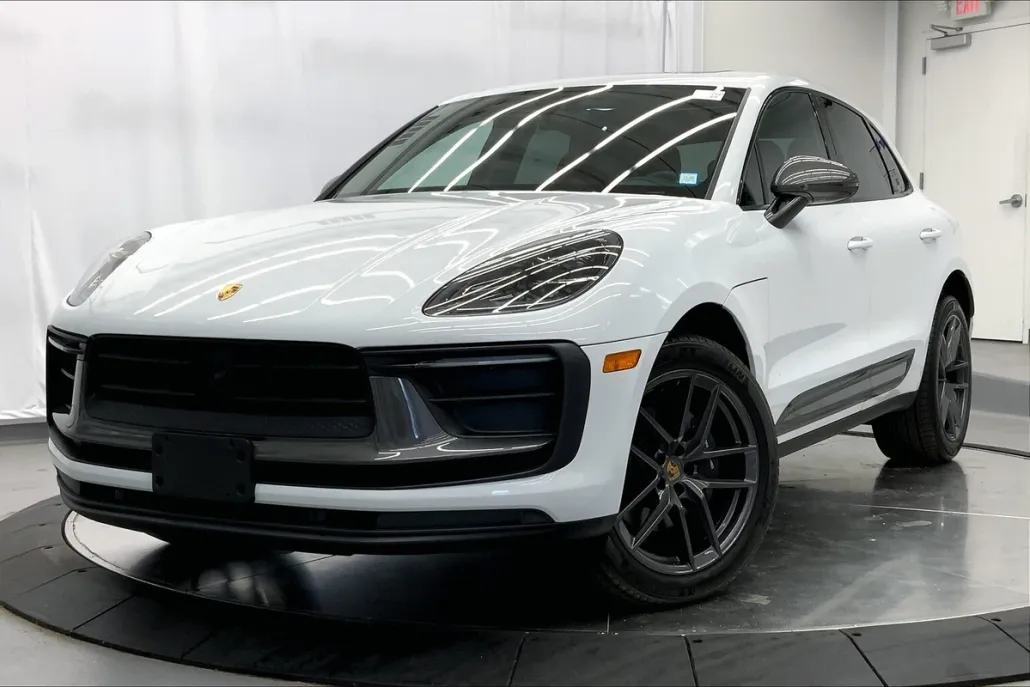 2023 Porsche Macan T photo 1