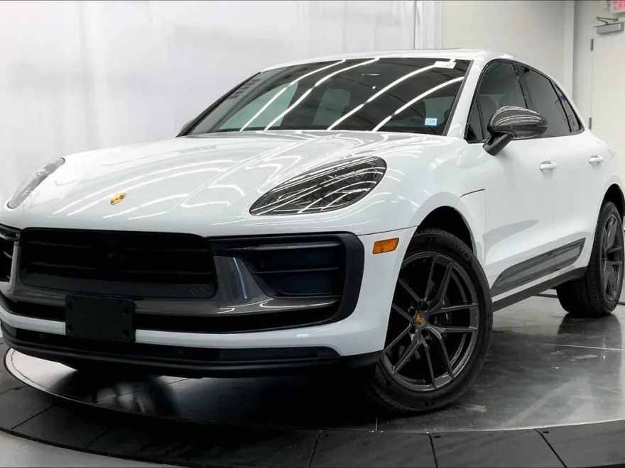 2023 Porsche Macan T photo 1