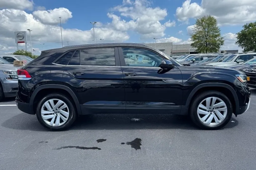2022 Volkswagen Atlas Cross Sport V6 SE Technology photo 1