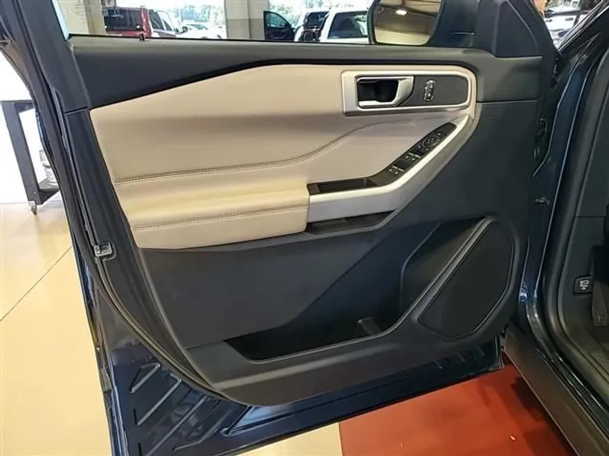 2022 Ford Explorer XLT photo 1