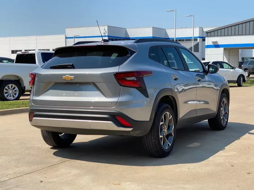 2024 Chevrolet Trax LT photo 1