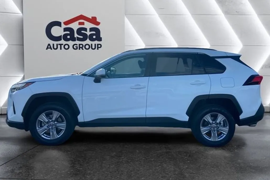2023 Toyota RAV4 XLE photo 1