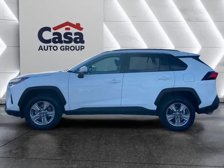 2023 Toyota RAV4 XLE photo 1