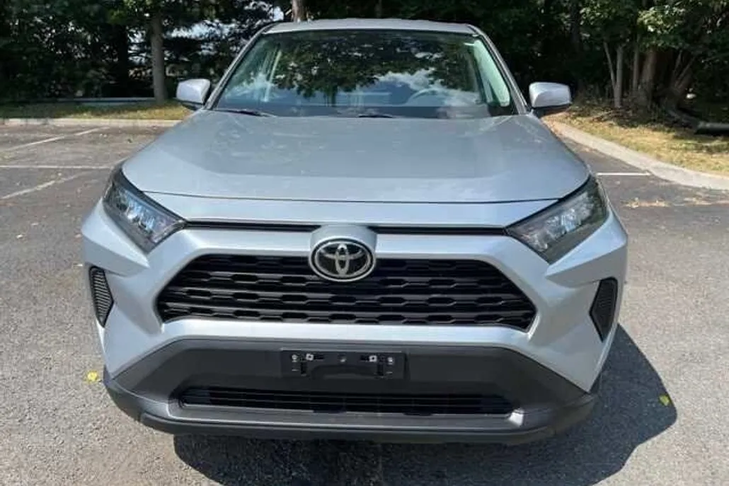 2022 Toyota RAV4 LE photo 1