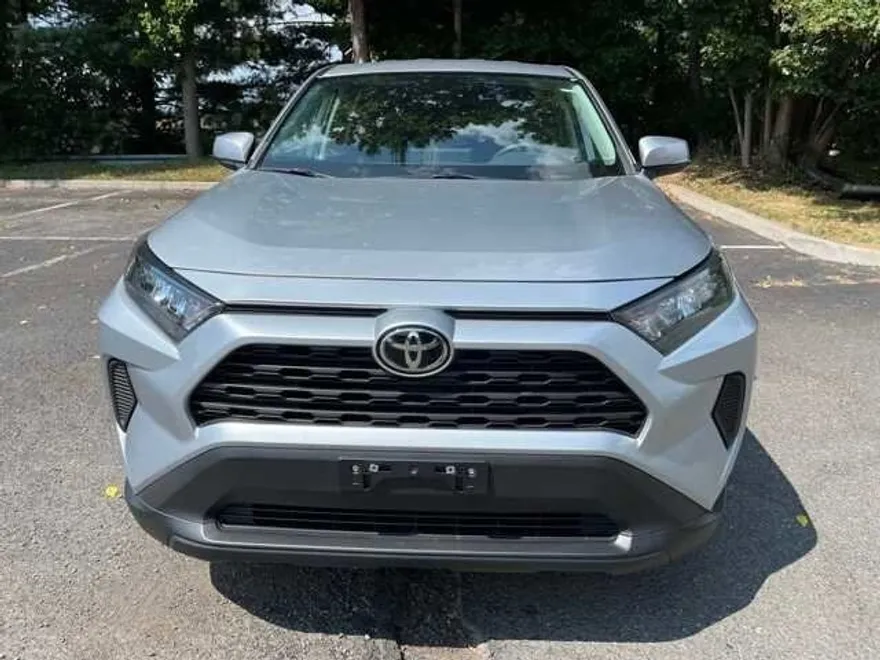 2022 Toyota RAV4 LE photo 1