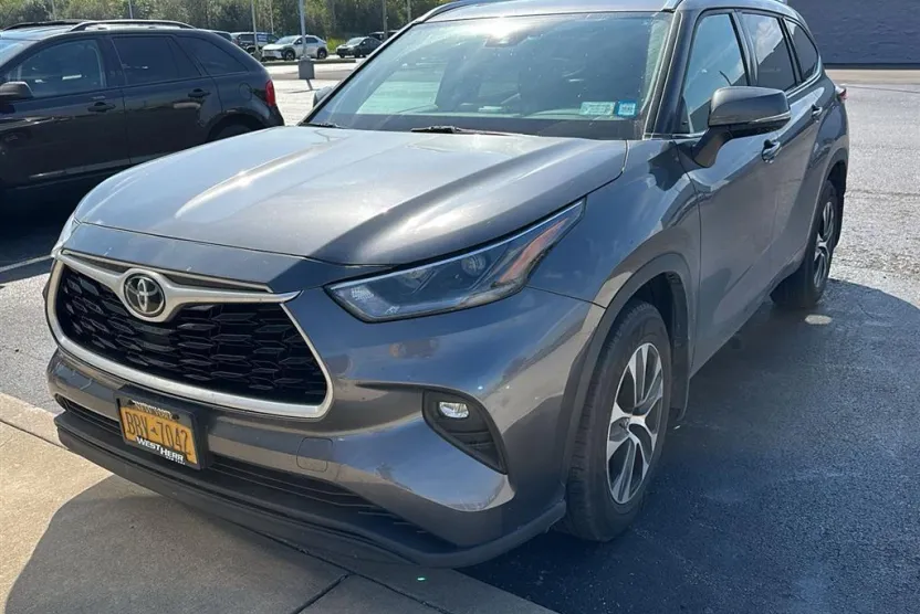 2021 Toyota Highlander XLE photo 1