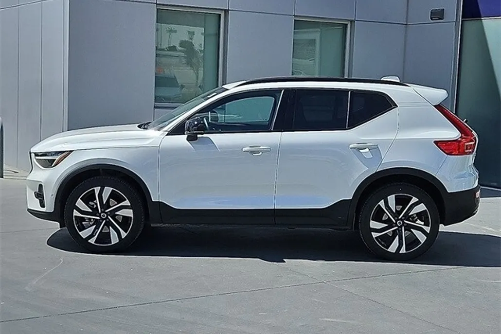 2025 Volvo XC40 Plus photo 1