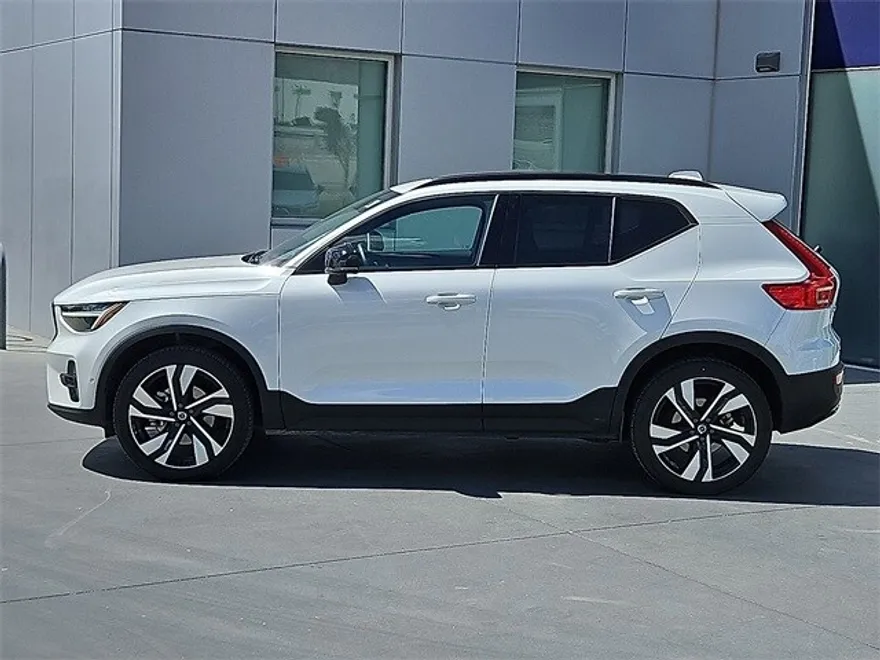 2025 Volvo XC40 Plus photo 1