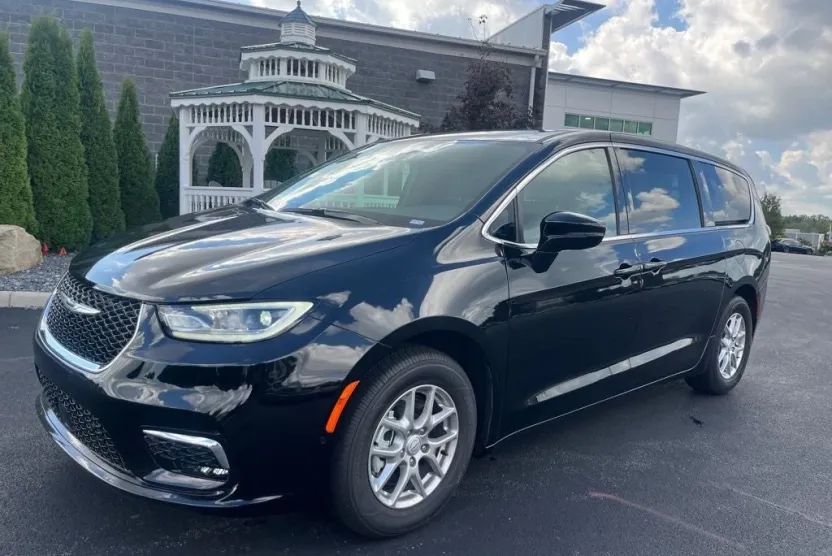 2025 Chrysler Pacifica photo 1